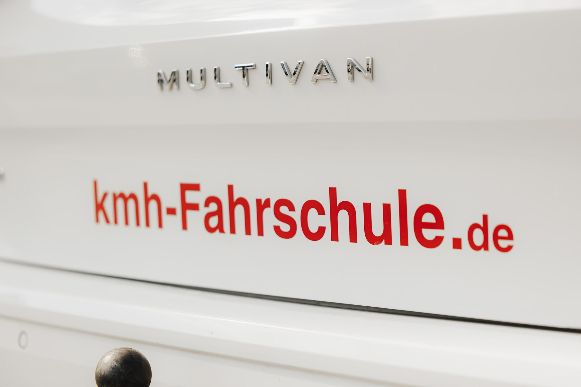 Heck unseres Multivan mit der Web-Adresse der Fahrschule kmh-fahrschule.de