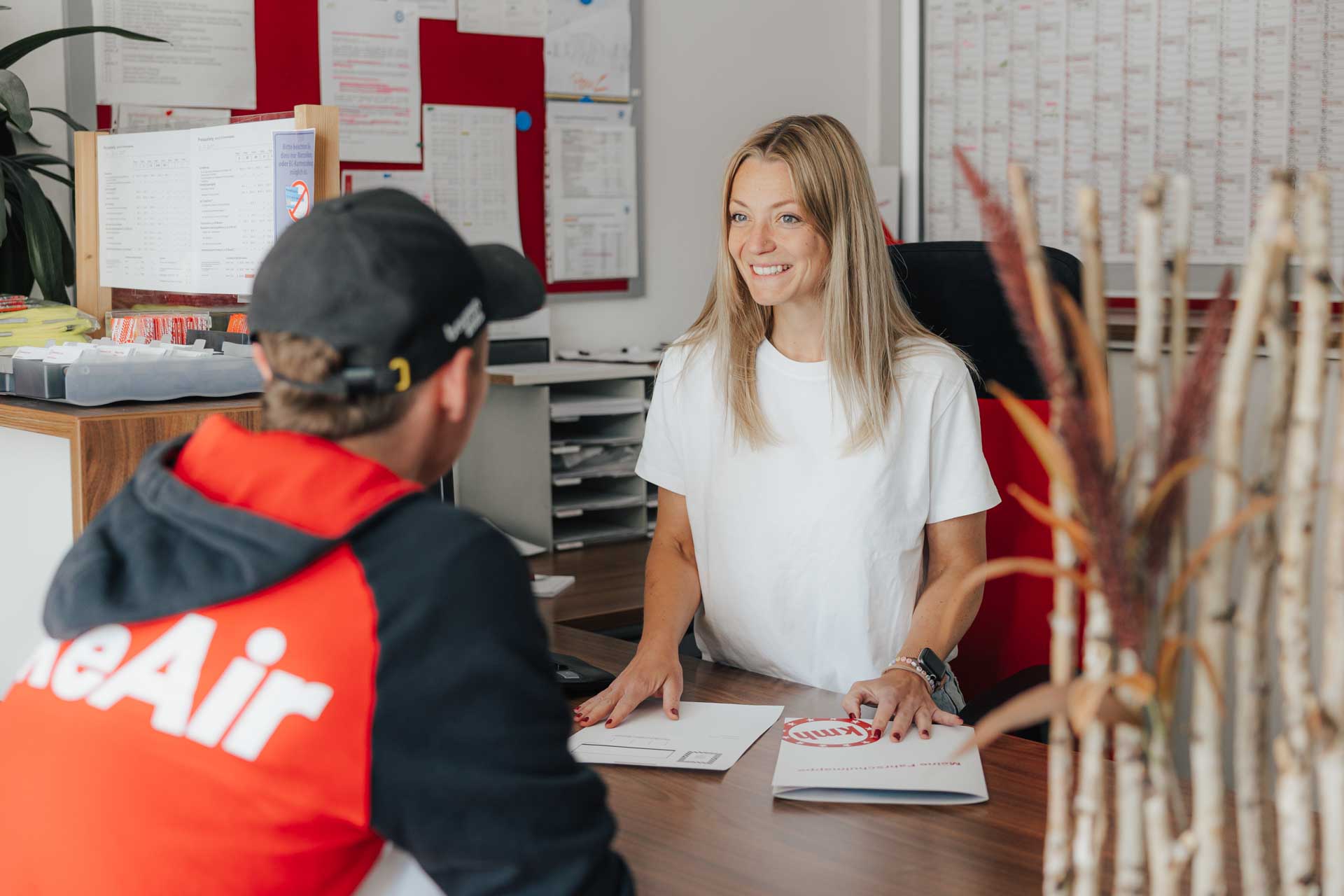 Mitarbeiterin Sophie im Gespräch mit einem angehenden Fahrschüler.