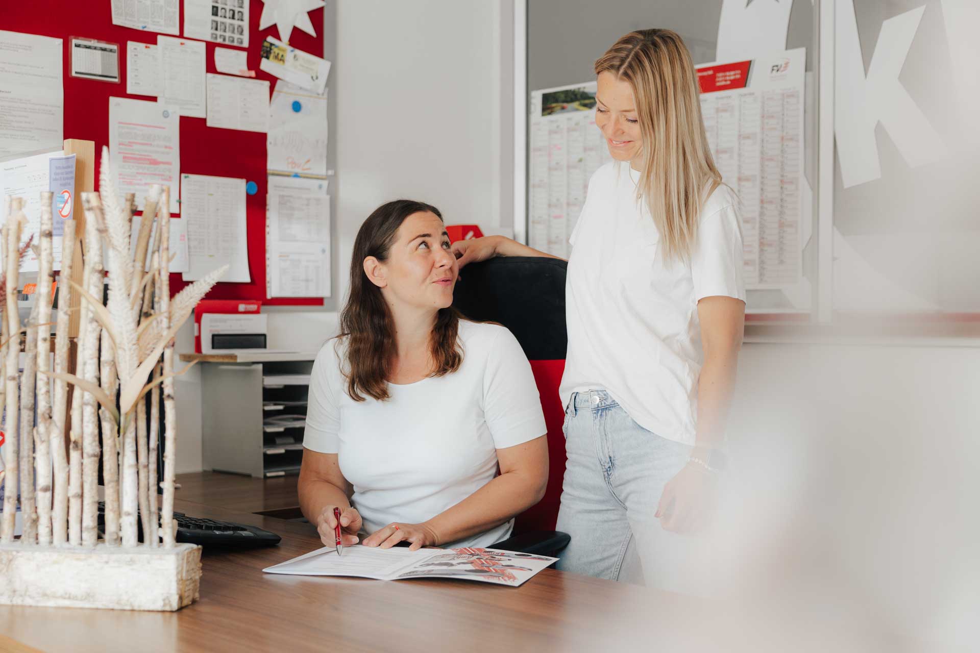Sophie und Angelika von der Fahrschule kmh im Büro.