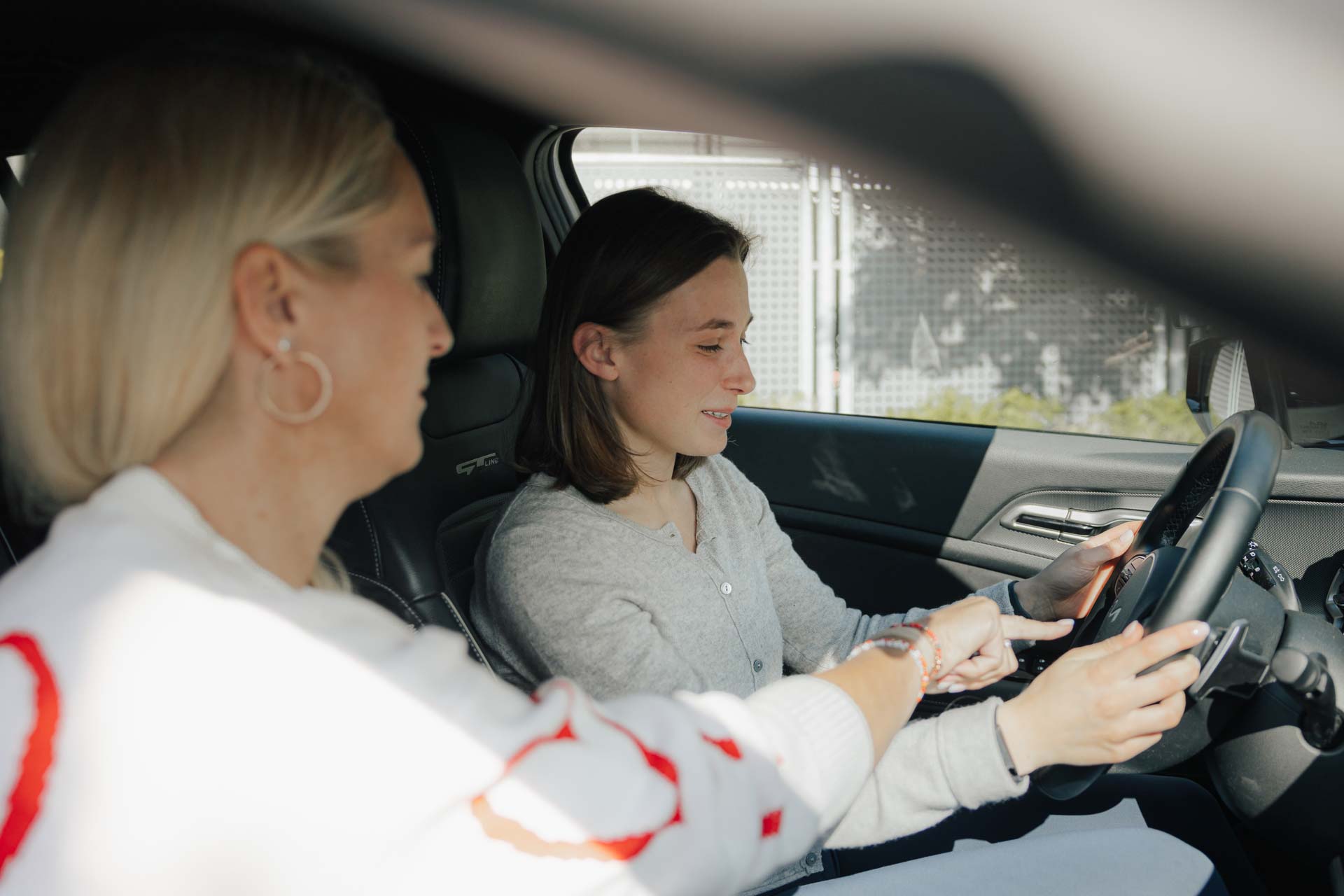 Martina von der fahrschule kmh im Auto beim Unterricht mit Schülerin.
