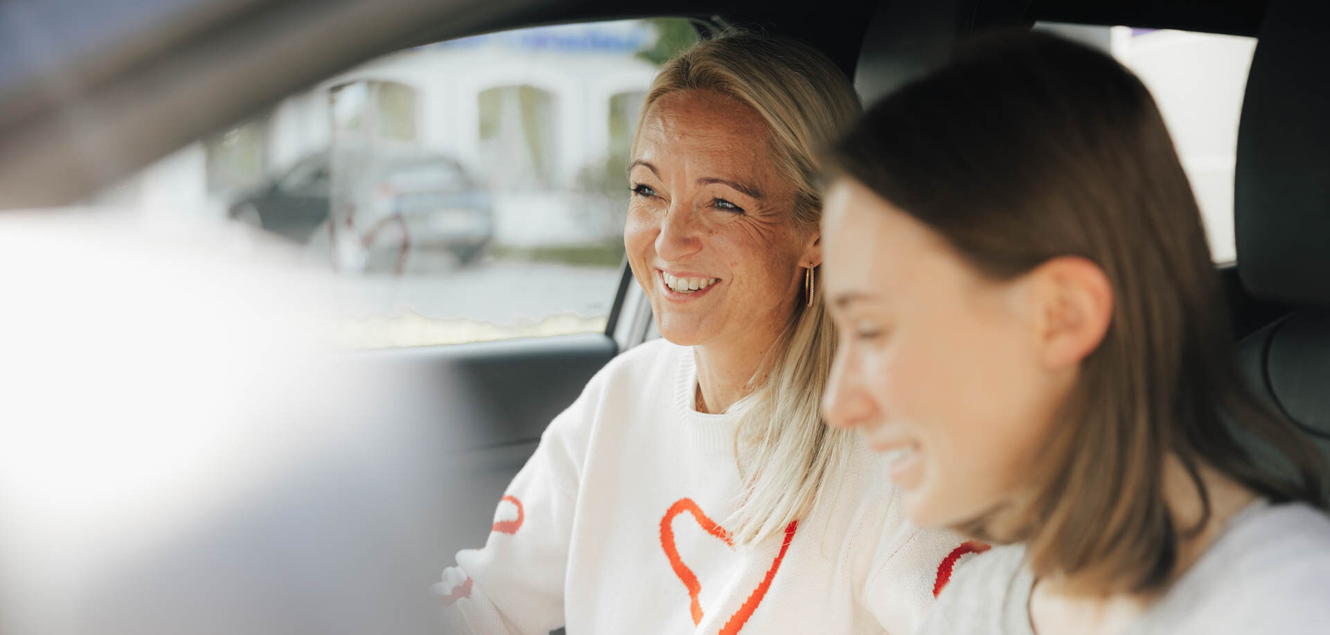 Martina von der fahrschule kmh im Auto beim Unterricht mit Schülerin.