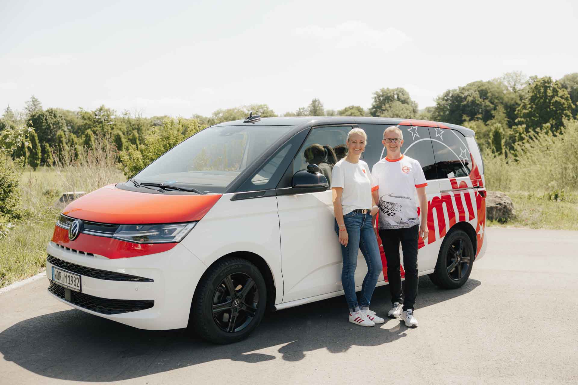 Geschäftsführung Martina Meier und Heinz Hawla vor einem Fahrschulauto der Fahrschule kmh.