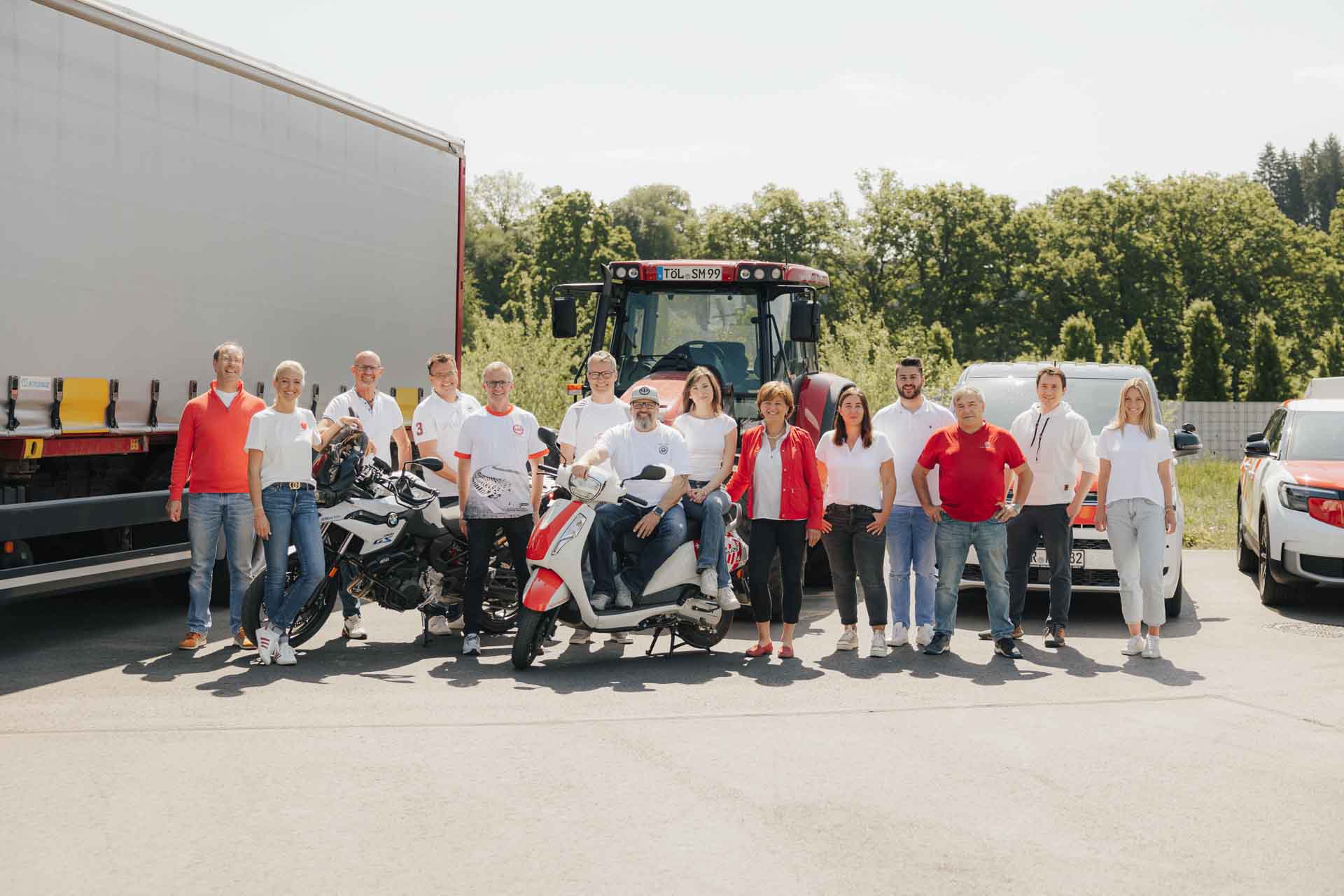 Das Team der Fahrschule kmh vor Ausbildungsfahrzeugen.