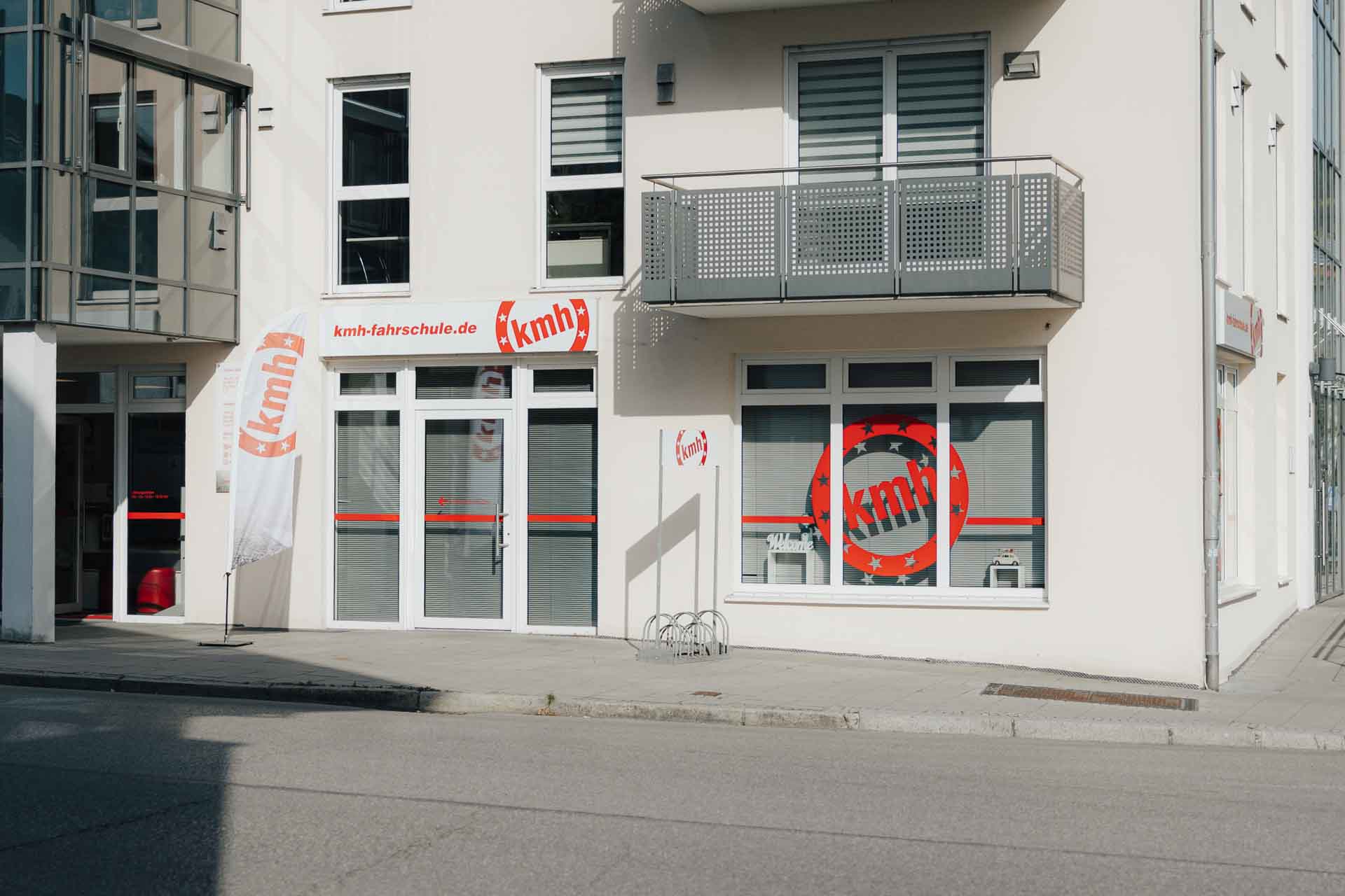Außenansicht der kmh Fahrschule in Wolfratshausen mit sichtbarem Fahrschul-Logo und Eingangsbereich